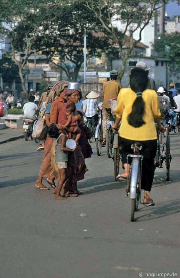 Một gia đình hành khất ở Sài Gòn, 1991.